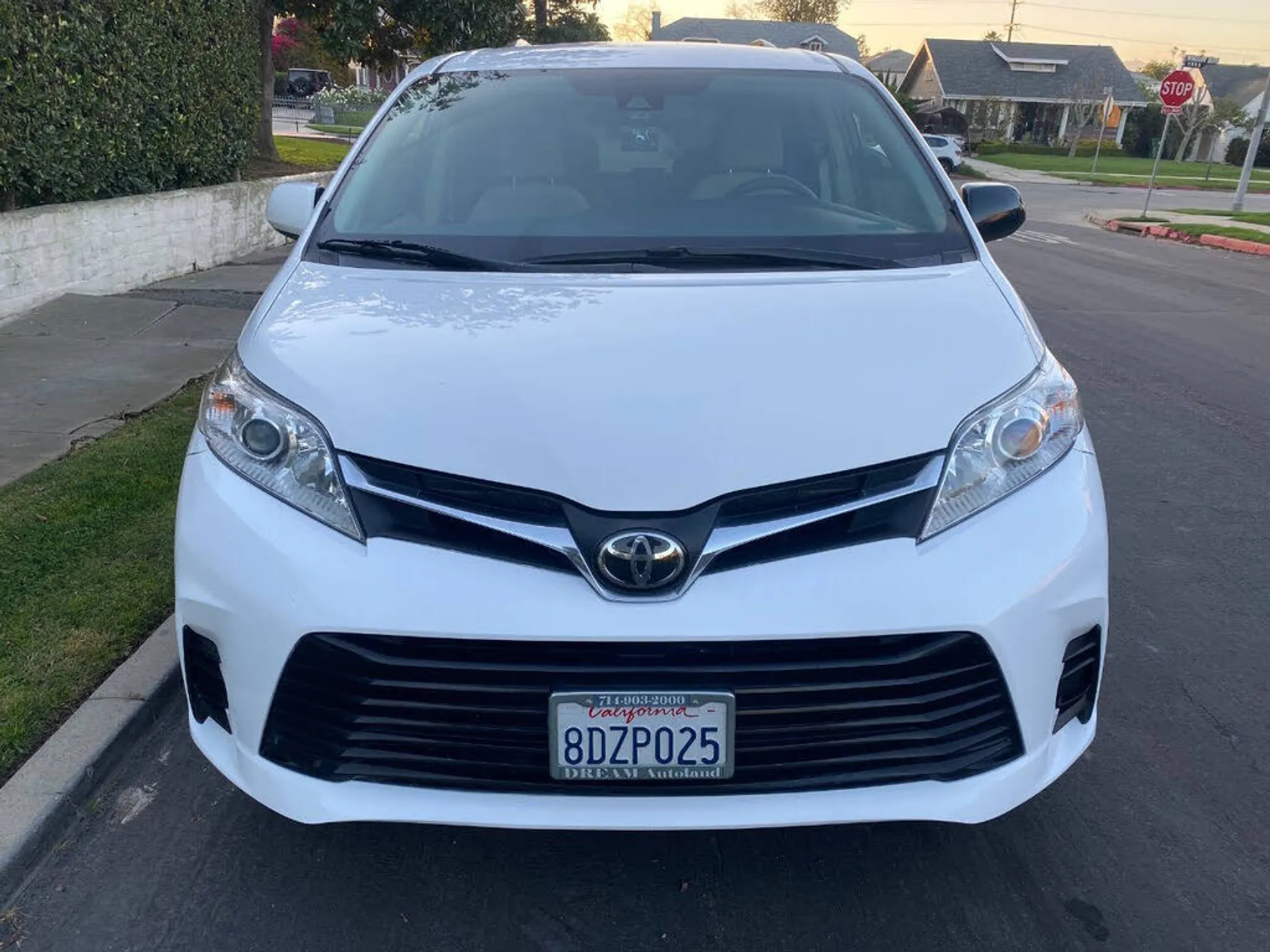 2018 TOYOTA Sienna LE - Photo 2