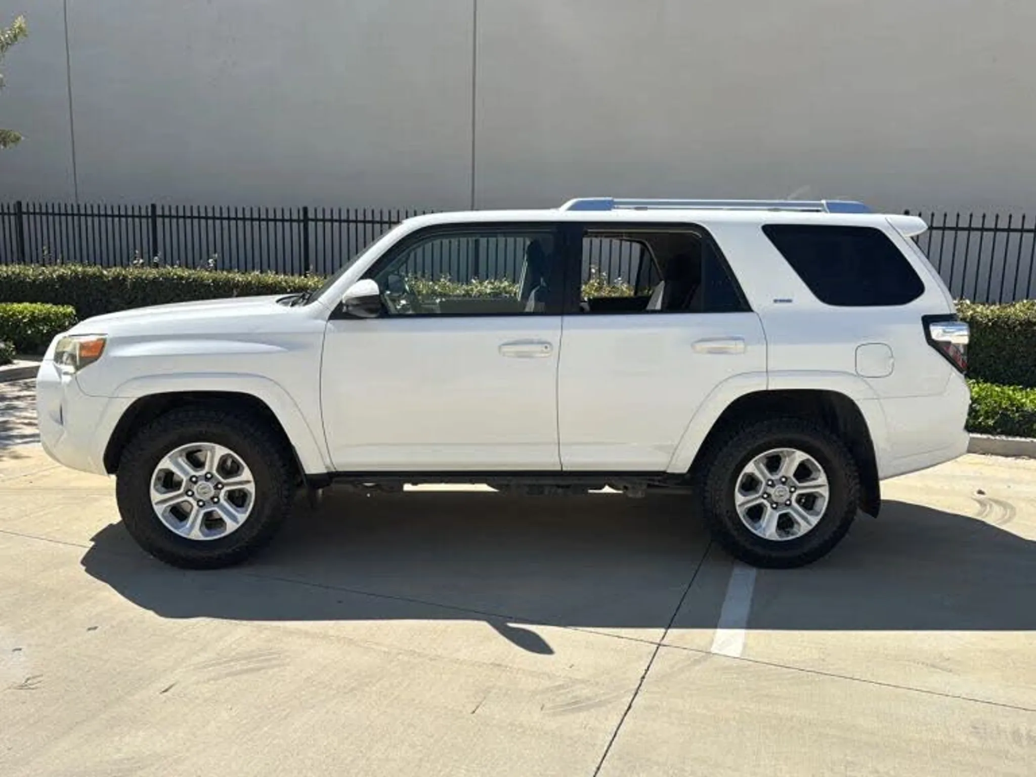 2016 TOYOTA 4Runner Base Grade - Photo 2